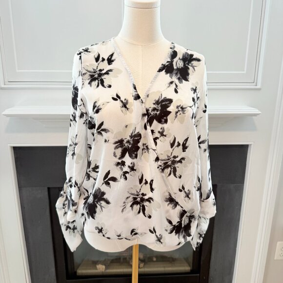 West Kei Floral Surplice Wrap Blouse 🖤🤍 – Size Medium ✨ - Picture 2 of 13
